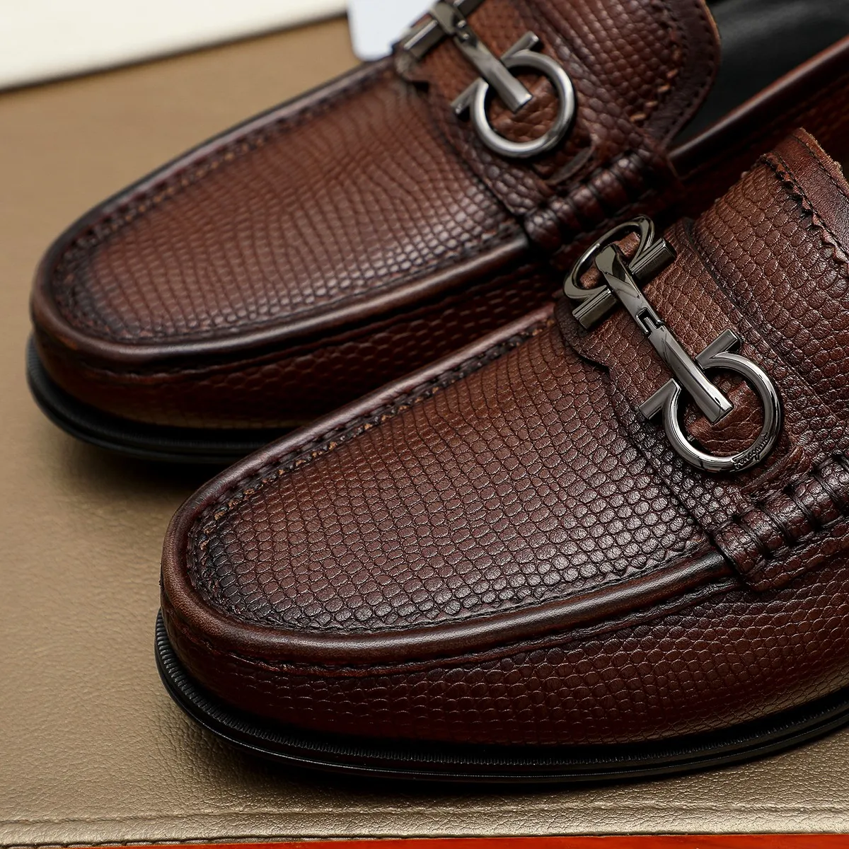 Men's shoes 250 🕷🕷🐂【Ferragamo】Ferragamo Popular fashionable casual shoes🇨🇳Official website counter 1:1 production, original mold opening💯Good quality can be seen, imported high-end first-layer pebbled calfskin, water-dyed🐂leather lining🌿very clear texture, high-quality waterproof, non-slip and wear-resistant outsole🎋high quality and low price, truly handmade🍓, color optional! Code number 38-44 (45. To be customized)